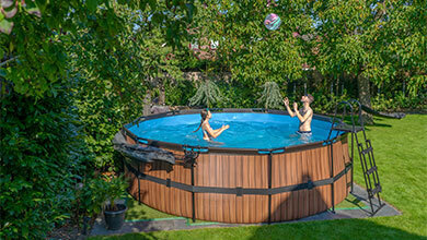 Clean swimming water thanks to a swimming pool skimmer
