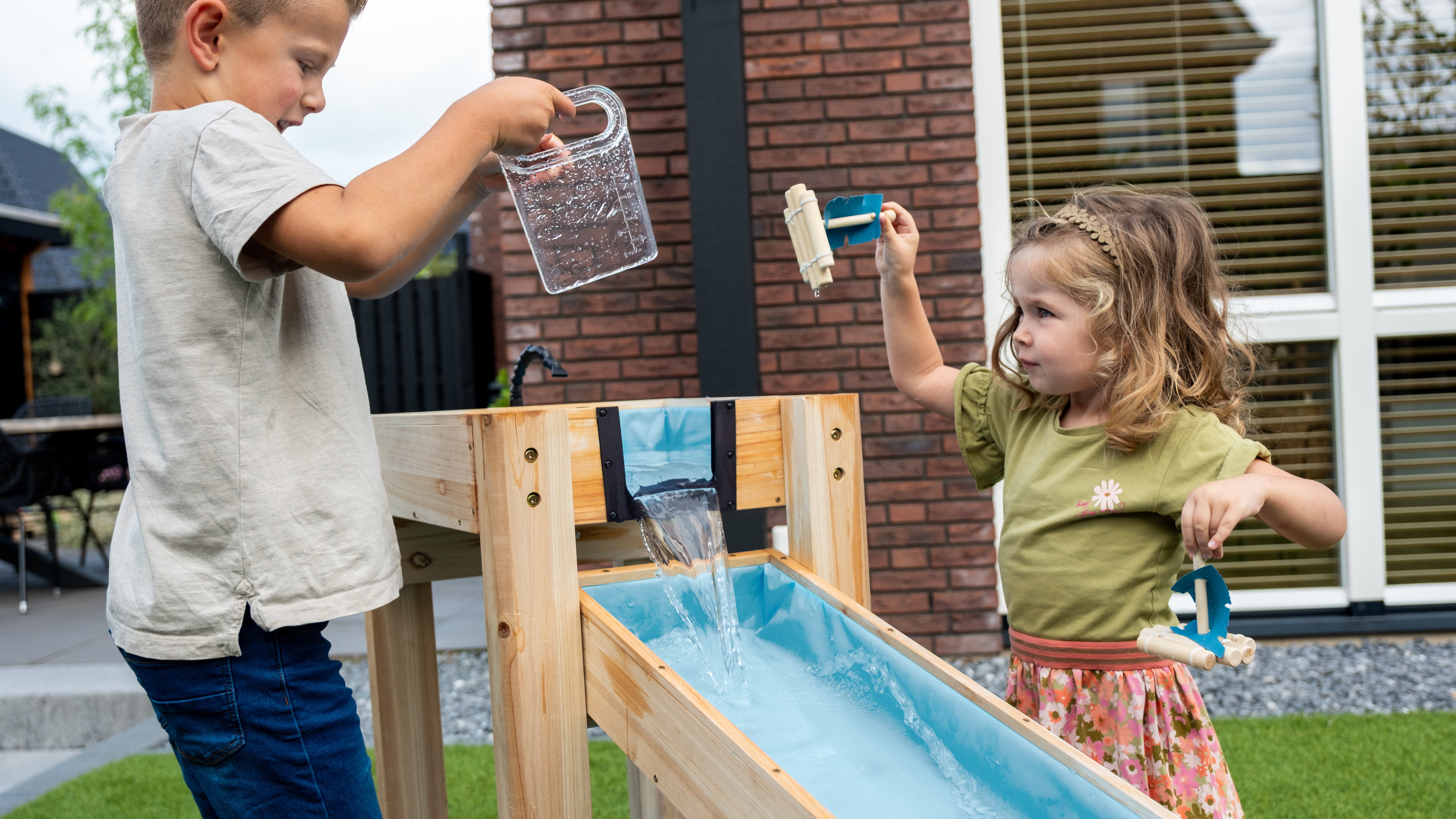 Destaca la calidad y el dise&ntilde;o sostenible. La madera certificada FSC&reg;, las piezas sueltas y los materiales reciclables lo hacen resistente para muchos a&ntilde;os de uso.
