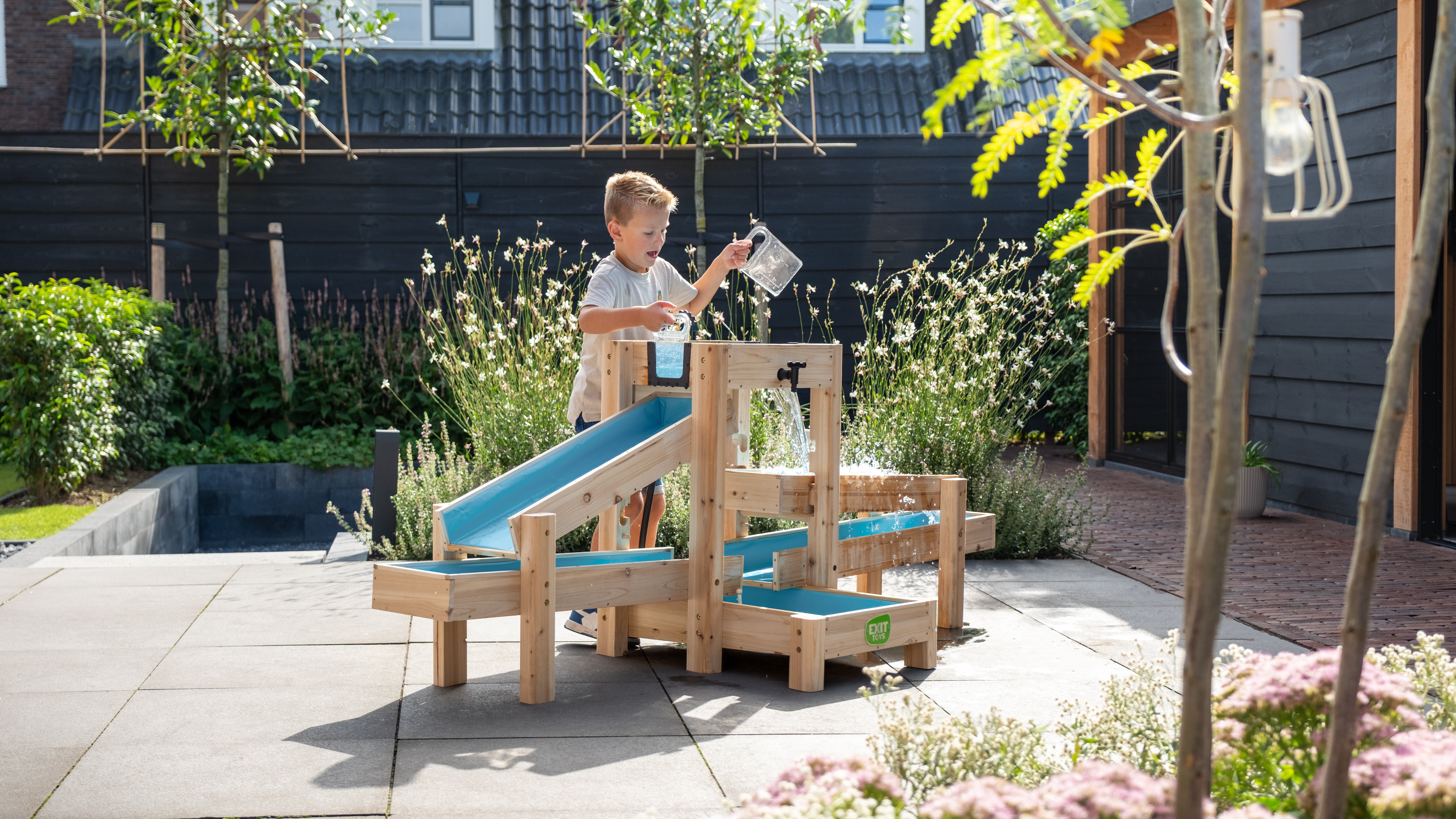 Destaca la experiencia de juego compartida: carreras, cooperaci&oacute;n y acci&oacute;n sin parar para todos los ni&ntilde;os que participan.